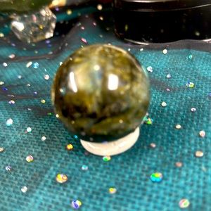 Labradorite sphere 126 g 43.38 MM